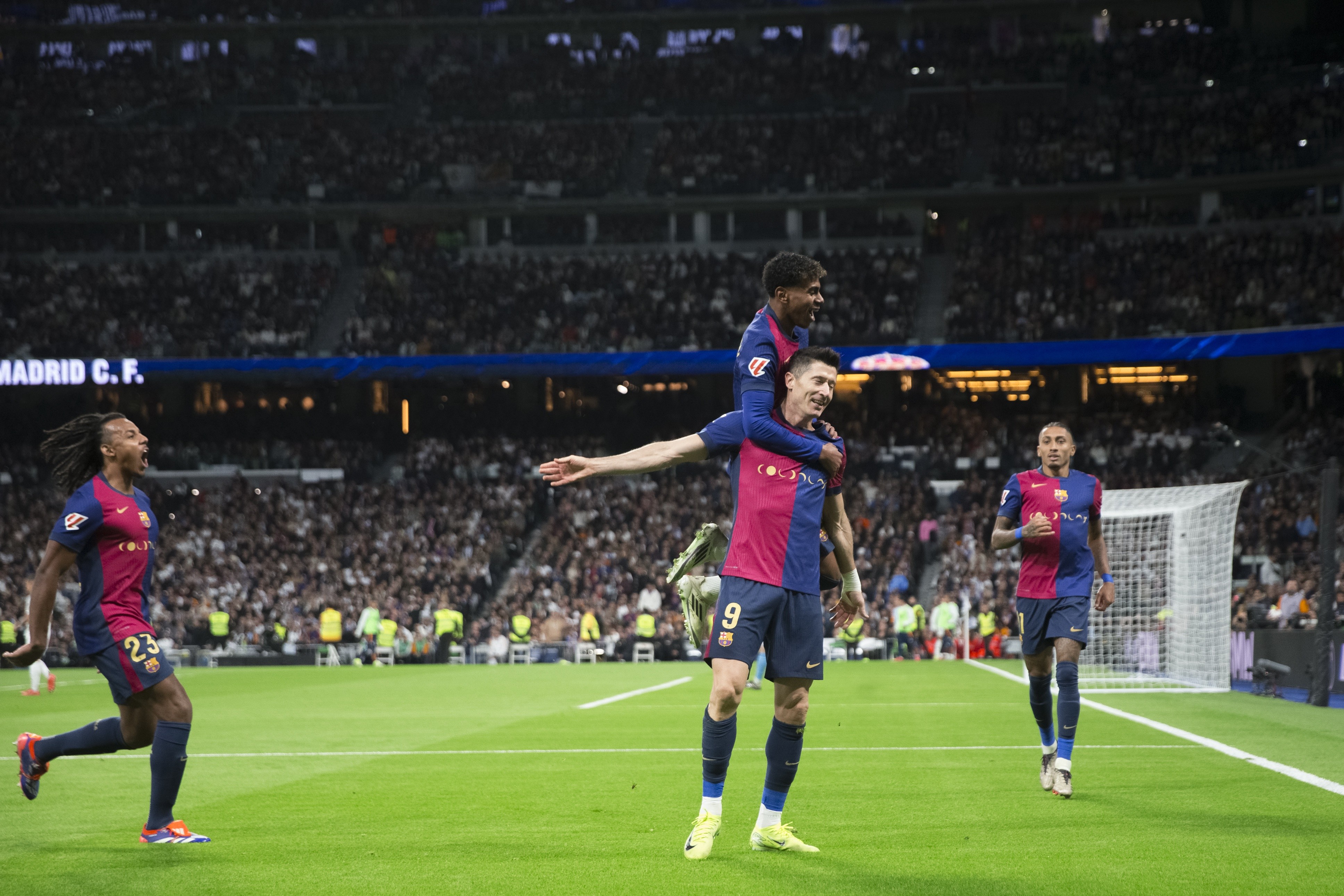 开云体育平台登录-包含重要助攻引爆全场！，莱万多夫斯基意外战胜法国队全场沸腾不已的词条